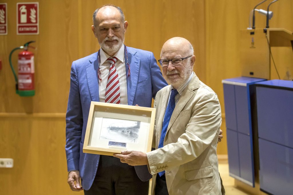 <strong>El científico Manuel Toharia recibe el premio AIQBE al Fomento y Desarrollo de la Ciencia y la Tecnología</strong>