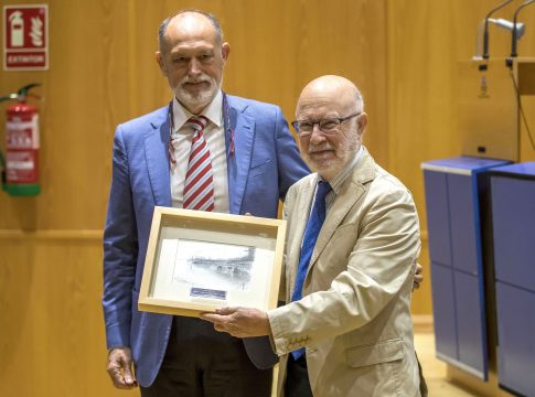 <strong>El científico Manuel Toharia recibe el premio AIQBE al Fomento y Desarrollo de la Ciencia y la Tecnología</strong>