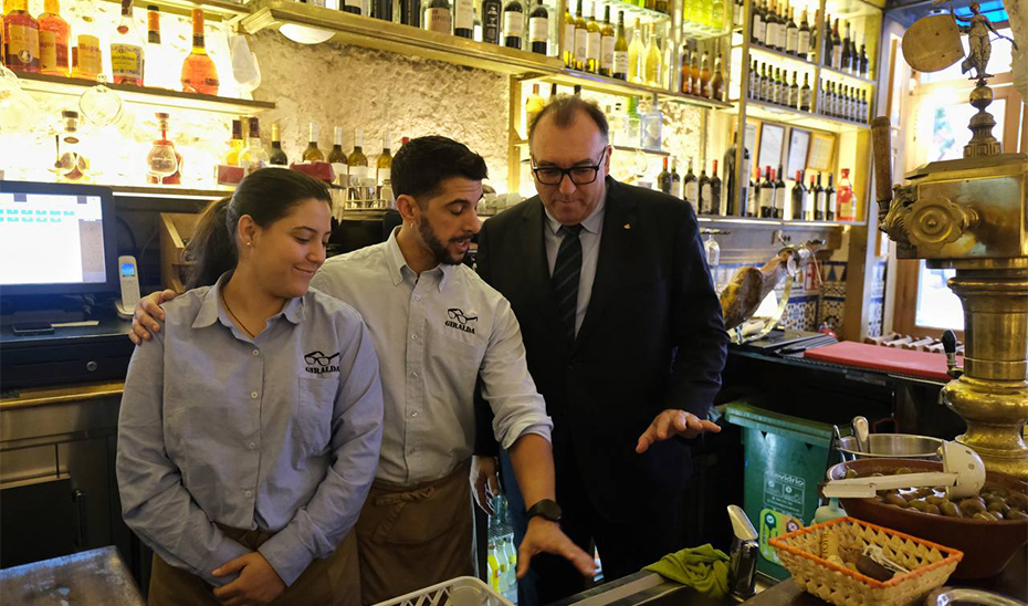 La Junta pone en marcha una campaña para ensalzar la labor de los trabajadores del turismo