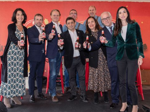Vuelve Cruzcampo Edición Limitada Navidad, más artesana que nunca por su aupado hecho a mano
