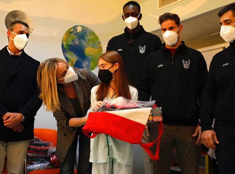Regalos de altura para llevar el espíritu navideño al Hospital Materno Infantil de Granada