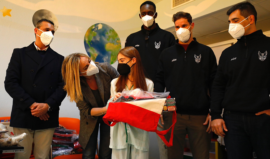 Regalos de altura para llevar el espíritu navideño al Hospital Materno Infantil de Granada