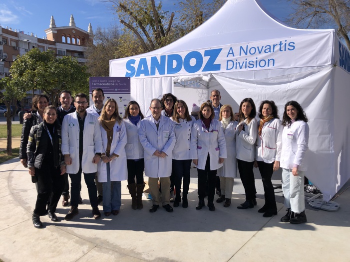 Los farmacéuticos sevillanos muestran en las calles de Montequinto, en Dos Hermanas, el potencial sanitario de las farmacias más allá de la dispensación del medicamento 
