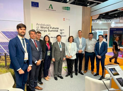 La Junta impulsa la industria andaluza de renovables en los Emiratos Árabes Unidos, que prevé invertir 100.000 millones de dólares en proyectos de energía limpia hasta 2035