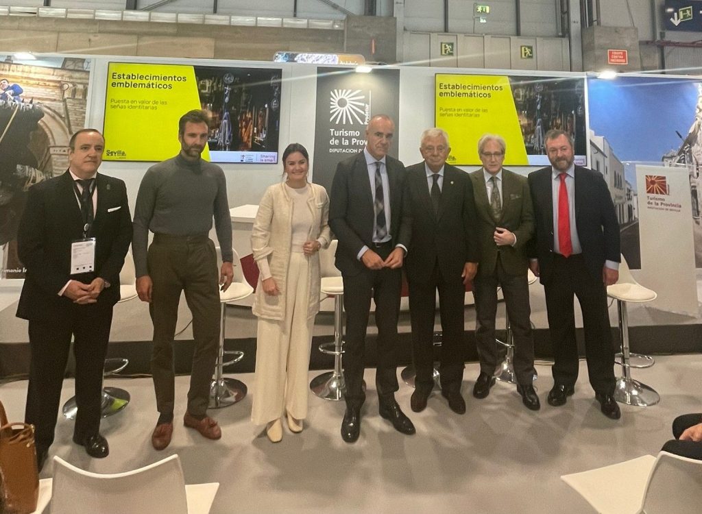 El Ayuntamiento presenta por vez primera en FITUR una guía de establecimientos emblemáticos de la ciudad y promociona el arte sacro y una nueva generación de artesanos sevillanos 