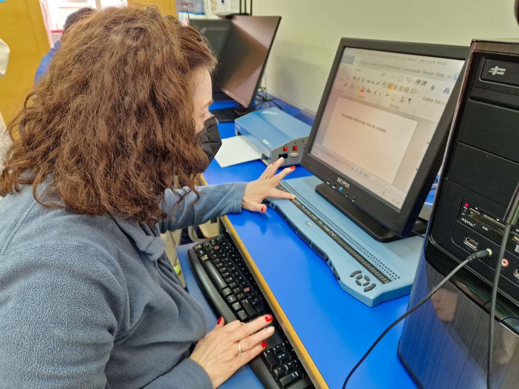 <strong>Nuevos equipos informáticos facilitan el aprendizaje de personas con sordoceguera</strong>
