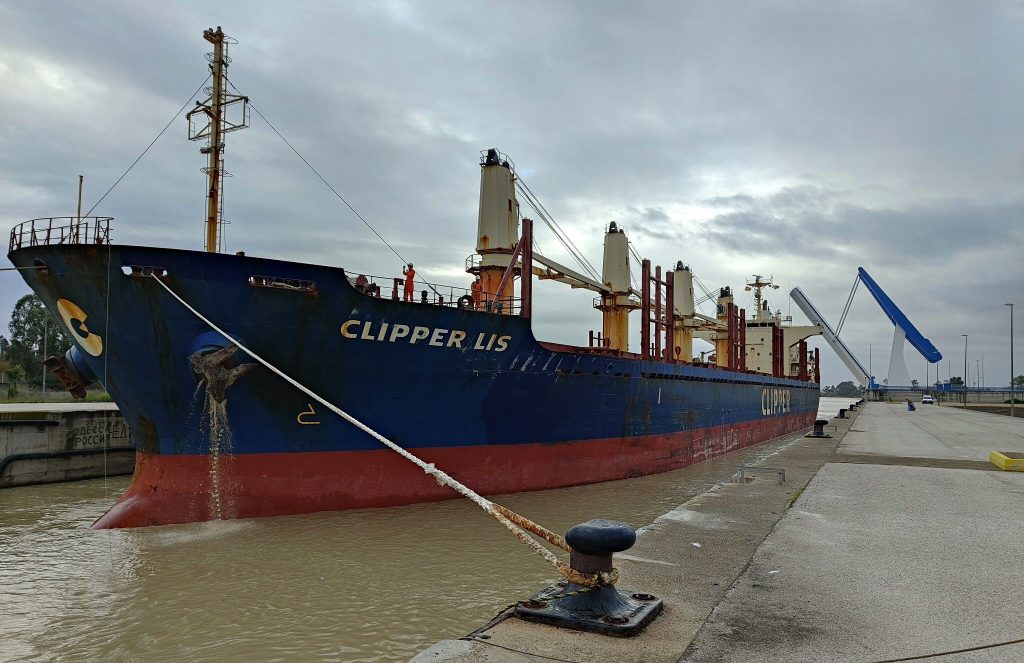 <strong>El Puerto de Sevilla coordina una de las mayores descargas de trigo en el último buque de grandes dimensiones de 2022</strong>