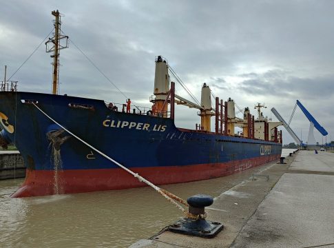 <strong>El Puerto de Sevilla coordina una de las mayores descargas de trigo en el último buque de grandes dimensiones de 2022</strong>