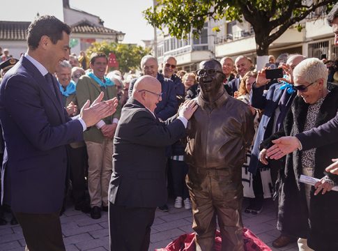 Moreno inaugura en Constantina el monumento a Antonio González, el primero dedicado a una persona con Síndrome de Down en Europa 
