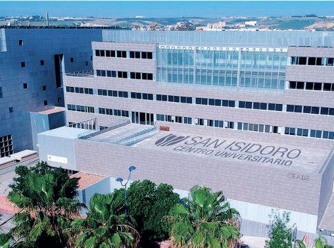 Diego Gálvez: “La mayoría de nuestros egresados se incorpora al mundo laboral en tareas correspondientes a su cualificación, en los dos años siguientes a su graduación”
