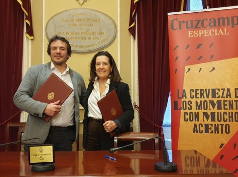 1 kilómetro de mostradores de Cruzcampo para el carnaval de Cádiz