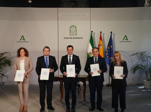 <strong>Andalucía se sitúa como referente en el diálogo social y moviliza 9.000 millones para familias, jóvenes, pymes y autónomos</strong>