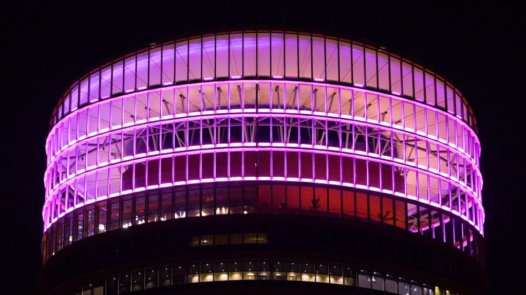 <strong>TORRE SEVILLA ilumina el cielo de Sevilla de violeta para visibilizar el Día Internacional de la Mujer</strong>