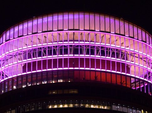 <strong>TORRE SEVILLA ilumina el cielo de Sevilla de violeta para visibilizar el Día Internacional de la Mujer</strong>