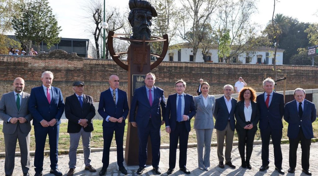 El Puerto de Sevilla rinde homenaje a Elcano con una escultura de bronce en el Muelle de Nueva York