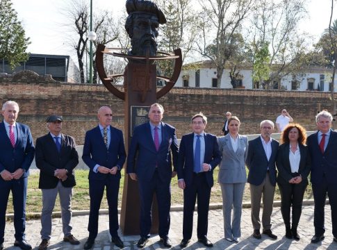 El Puerto de Sevilla rinde homenaje a Elcano con una escultura de bronce en el Muelle de Nueva York
