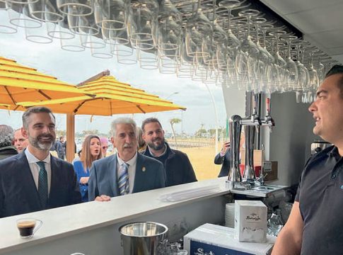 Fernández-Pacheco inaugura el Muelle Gourmet del puerto de Chipiona