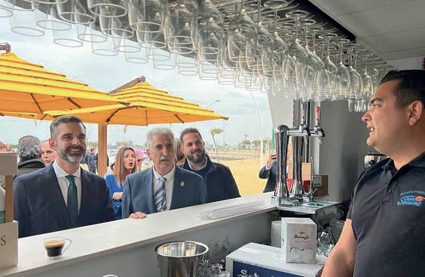 Fernández-Pacheco inaugura el Muelle Gourmet del puerto de Chipiona