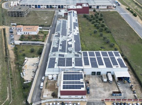 Inés Rosales estrena en su sede de Huévar del Aljarafe una instalación fotovoltaica de 1336 paneles de la mano de Quántica Renovables