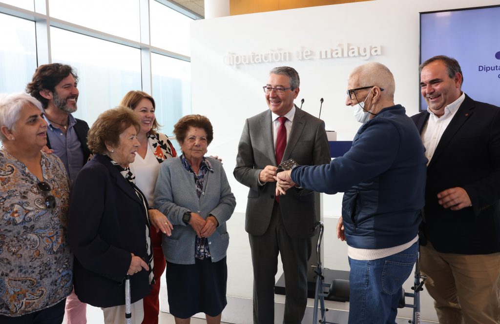 La Diputación inicia un proyecto piloto con el uso de un reloj inteligente para monitorizar a enfermos de Alzheimer