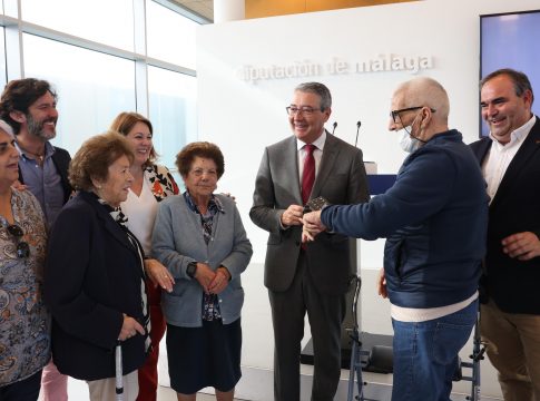 La Diputación inicia un proyecto piloto con el uso de un reloj inteligente para monitorizar a enfermos de Alzheimer