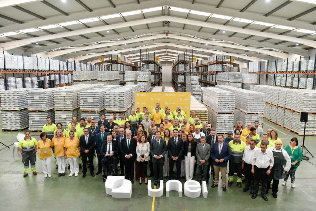 <strong>Juanma Moreno visita el centro logístico de UNEI, empresa andaluza líder en empleabilidad de personas con problemas de salud mental</strong>