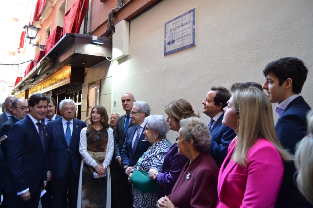<strong>Los empresarios de Sevilla descubren una placa en homenaje a Juan Robles, referente de la gastronomía sevillana </strong>