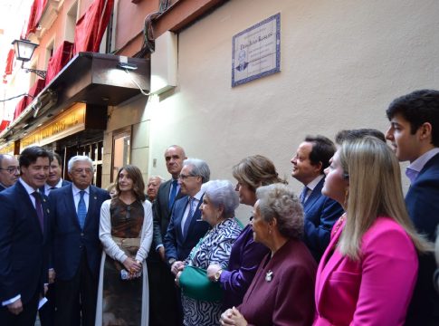 <strong>Los empresarios de Sevilla descubren una placa en homenaje a Juan Robles, referente de la gastronomía sevillana </strong>