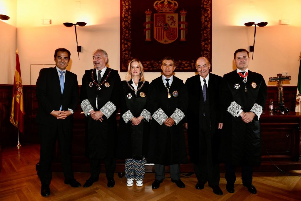 <strong>Miquel Roca i Junyent recibe en Granada el I Premio Procura Andaluza </strong>
