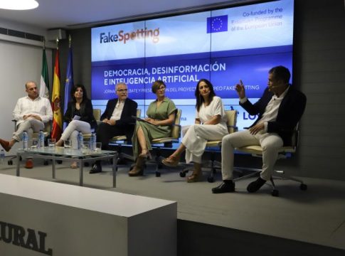La Universidad Loyola reúne a un grupo de periodistas y expertos en comunicación que debaten sobre la desinformación y el uso de la inteligencia artificial