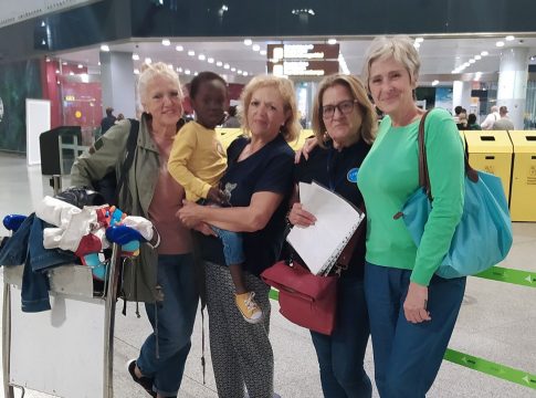 <strong>Un niño africano de tres años regresa a casa tras ser operado en Málaga</strong>
