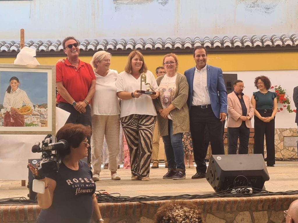 Sayalonga reconoce al Centro de Información del Turismo Interior de la Diputación en el Día del Níspero