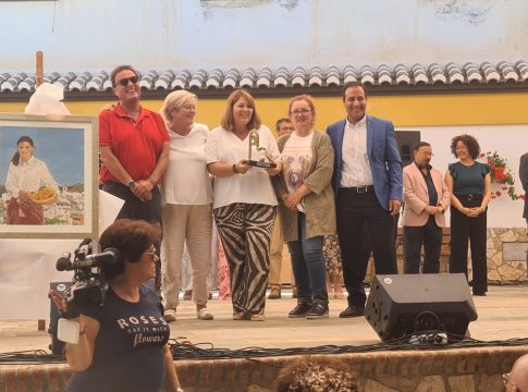 Sayalonga reconoce al Centro de Información del Turismo Interior de la Diputación en el Día del Níspero