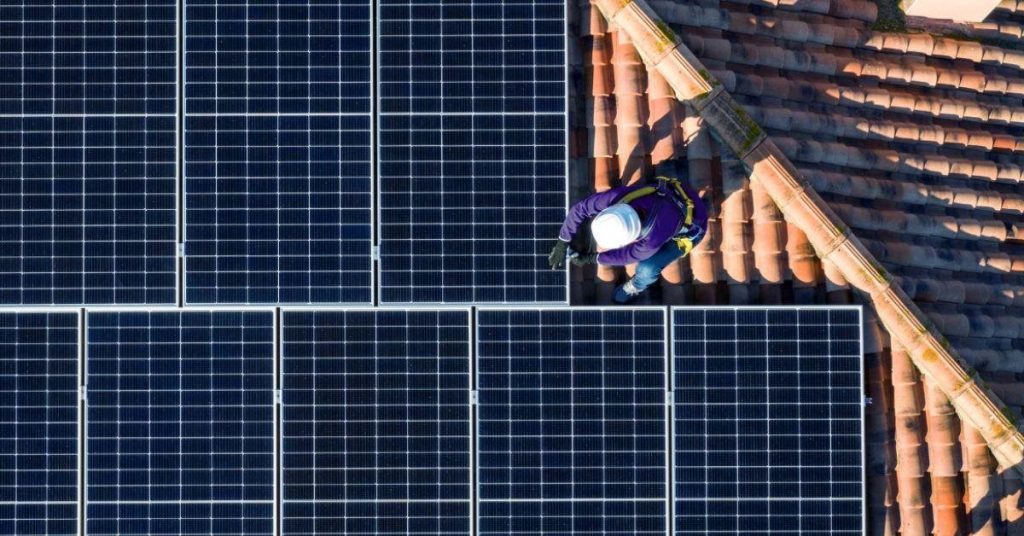<strong>Andalucía registra hasta junio un 79% más de instalaciones de autoconsumo activas en la red de distribución de Endesa respecto a las que había hasta 2022</strong>