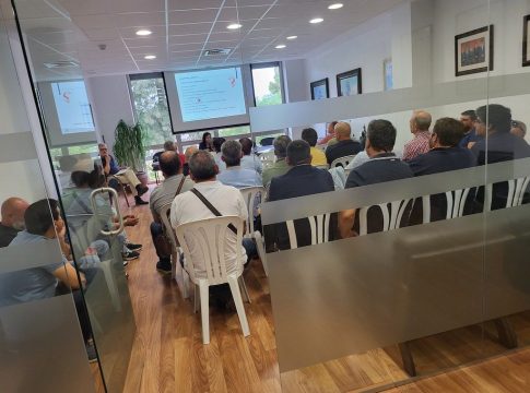 La flota marisquera andaluza impulsa la excelencia sanitaria a bordo  