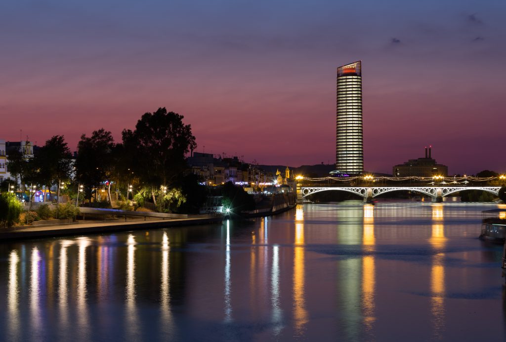 Este verano “Ven a cenar y te invitamos a dormir” en el Eurostars Torre Sevilla 5*