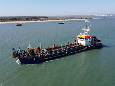 La Autoridad Portuaria de Sevilla inicia la campaña 2023 para el mantenimiento del canal de navegación