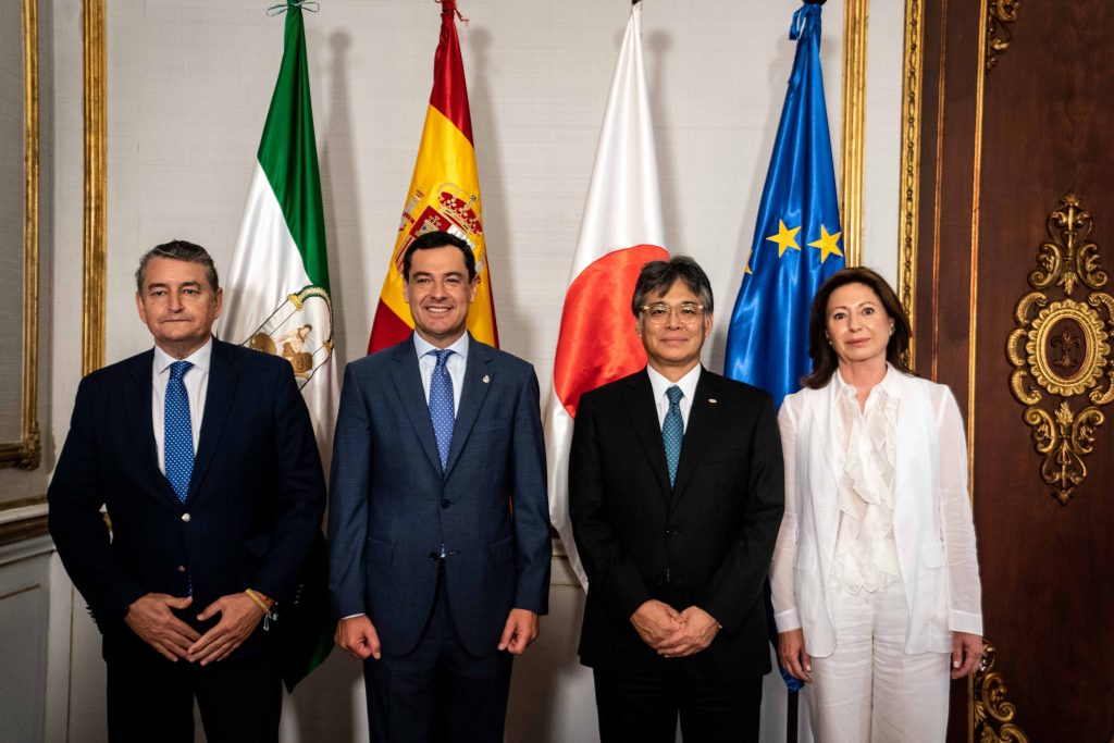 Juanma Moreno recibe en el Palacio de San Telmo al presidente mundial de Fujitsu, Takahito Tokita