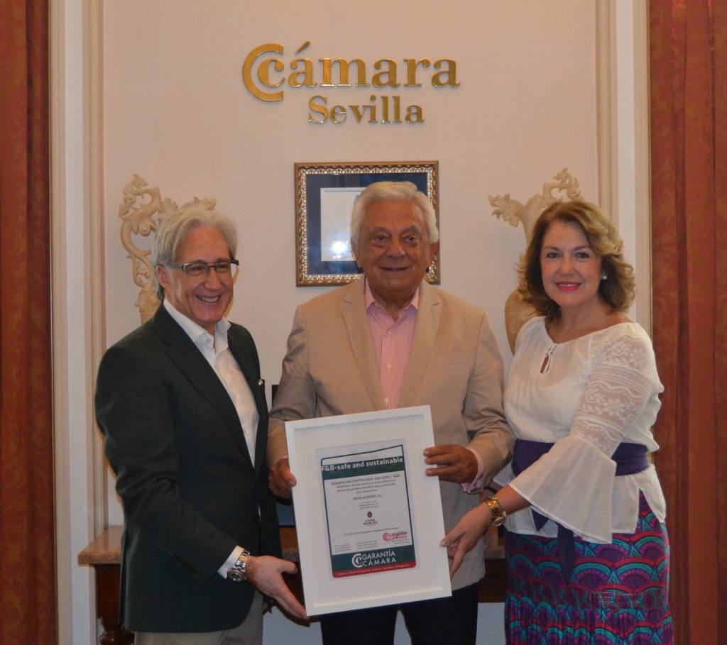 <strong>Garantía Cámara entrega el primer certificado como establecimiento seguro y sostenible al Grupo Robles</strong>