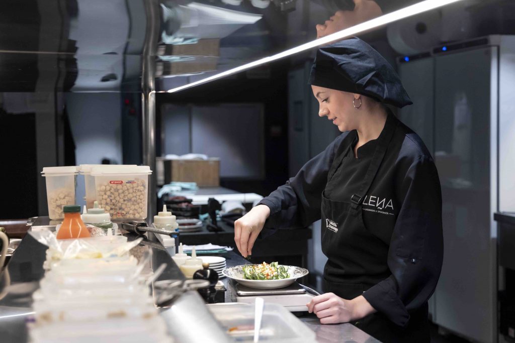 Jóvenes de la Fundación Cruzcampo inician sus experiencias laborales con reconocidos chefs y hosteleros
