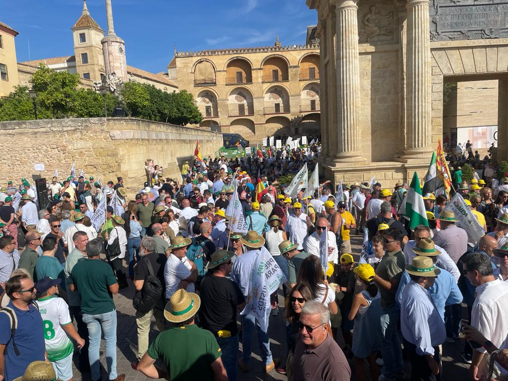 Miles de agricultores y ganaderos claman en Córdoba el cese de los ataques al campo español y un cambio de rumbo en la política agraria europea que garantice el sistema alimentario