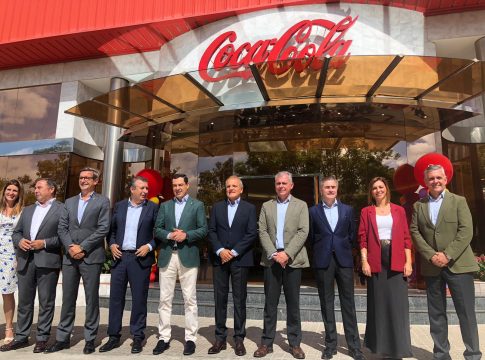 El presidente de la Junta de Andalucía visita la fábrica de Coca-Cola en Sevilla en su 25 aniversario