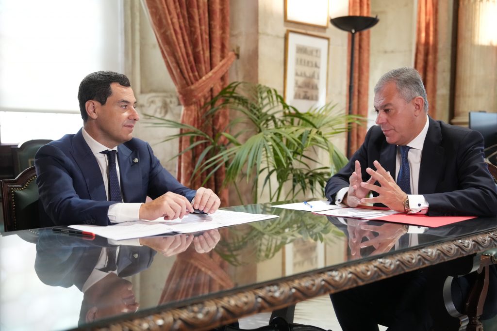Moreno incide en el compromiso con Sevilla, motor económico de Andalucía y España y ciudad de referencia universal