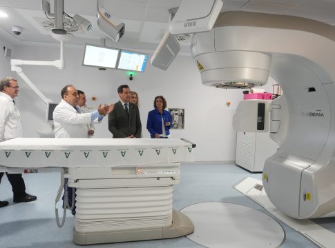 Moreno anuncia que el Presupuesto en Sanidad para 2024 asciende a 14.246 millones, un 45% más que en 2018