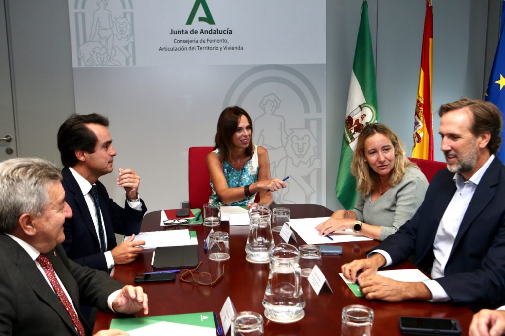 El comité organizador de Sevilla City One, Metrópolis del Sur de Europa, se reúne con la Consejera de Fomento de la Junta de Andalucía en apoyo a la iniciativa