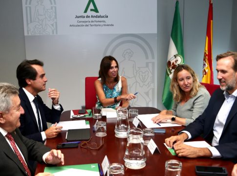 El comité organizador de Sevilla City One, Metrópolis del Sur de Europa, se reúne con la Consejera de Fomento de la Junta de Andalucía en apoyo a la iniciativa