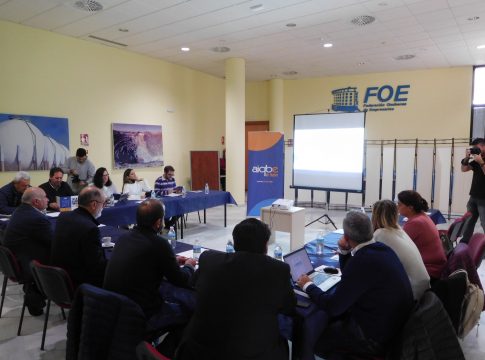 AIQBE analiza la actividad económica que genera la industria de Huelva durante un encuentro informativo con los medios de comunicación