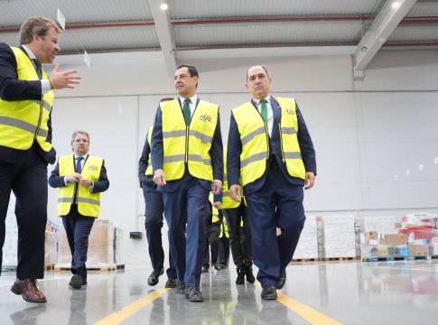 Moreno afirma que Andalucía tiene una oportunidad histórica para reindustrializarse: “No vamos a dejar pasar este tren”