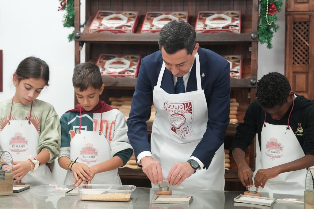 Moreno: “Las fábricas de dulces navideños son motor económico y social para los pueblos de Andalucía”