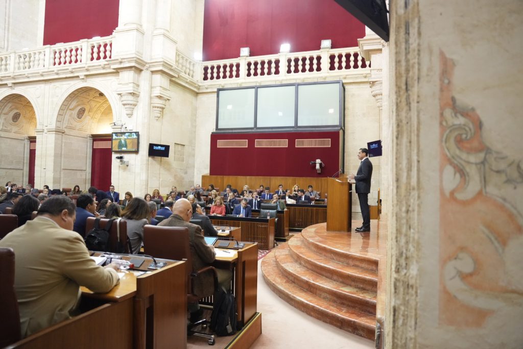 La Junta limitará el uso de dispositivos móviles en las aulas y prohibirá la venta de bebidas energéticas y vapeadores a menores